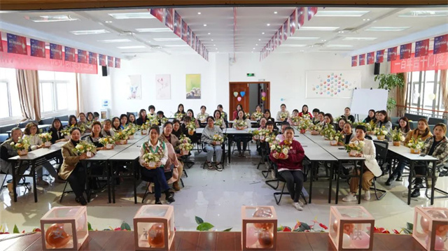 ���ӹ�����ҳ���˸�Ů�ڻ